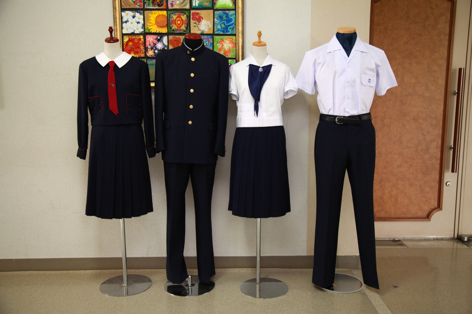 校内に展示された制服